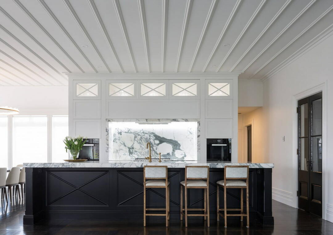 Loft lavet af PVC -paneler i et køkken med en ø