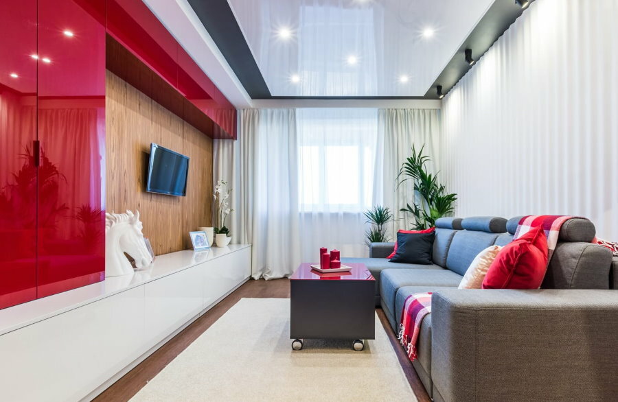 Czerwono-biała ściana w przedpokoju małego mieszkania