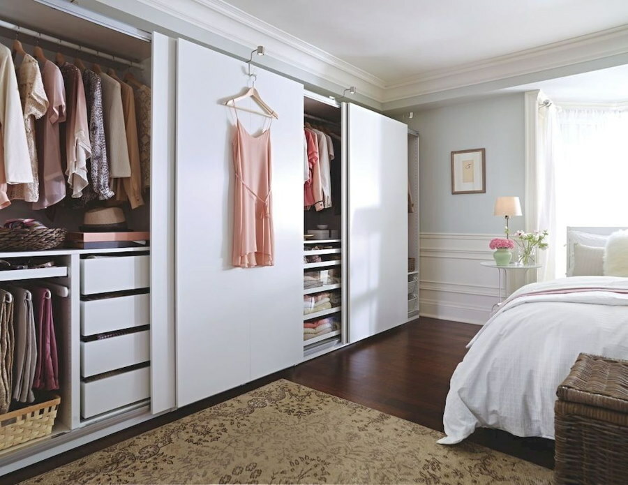 Glidende garderobe-garderobe i hele veggen på soverommet
