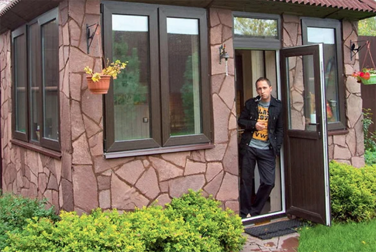 Hol él ma a sokgyermekes apa, Oscar Kuchera: vidéki házának jellemzői
