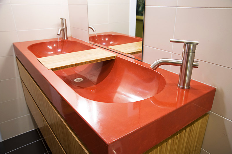 El acrílico es uno de los materiales más comunes para lavabos y baños.