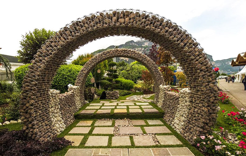 The gabion arch is a wonderful decoration of the site