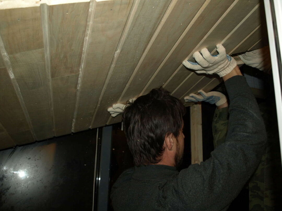 Pritrditev stropnega bloka v savni v apartmaju naredite sami