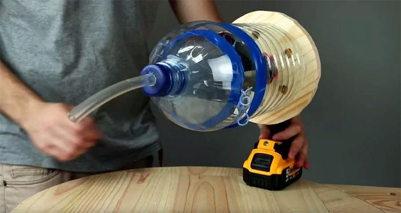 Si vous le souhaitez, vous pouvez même fabriquer un aspirateur à partir d'un tournevis