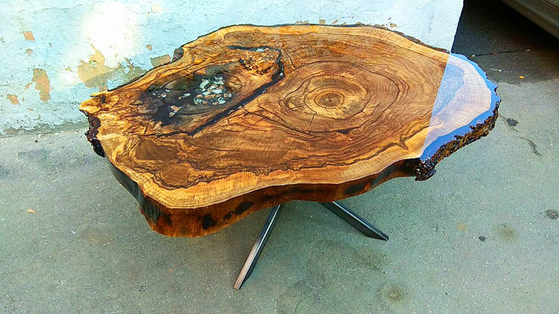 Vælg bordbenene, så de passer ind i den overordnede stil på dit websted - det kan være et stykke træ installeret lodret eller en metalbund fra et gammelt bord