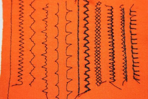 La costurera de casa suele utilizar un conjunto de puntadas rectas, puntadas en zigzag, puntadas sobrehilado, puntadas elásticas y ojales.