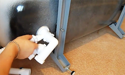 Hogyan lehet rögzíteni egy lábas kádat csempézett padlón