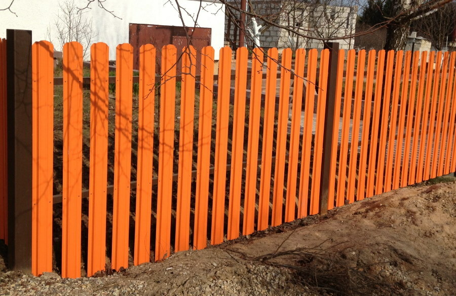 Orange staket från ett staket staket runt omkretsen av platsen