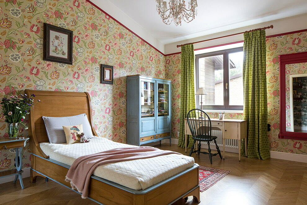 Egyszemélyes emeletes ágy egy tizenéves fiú szobájában