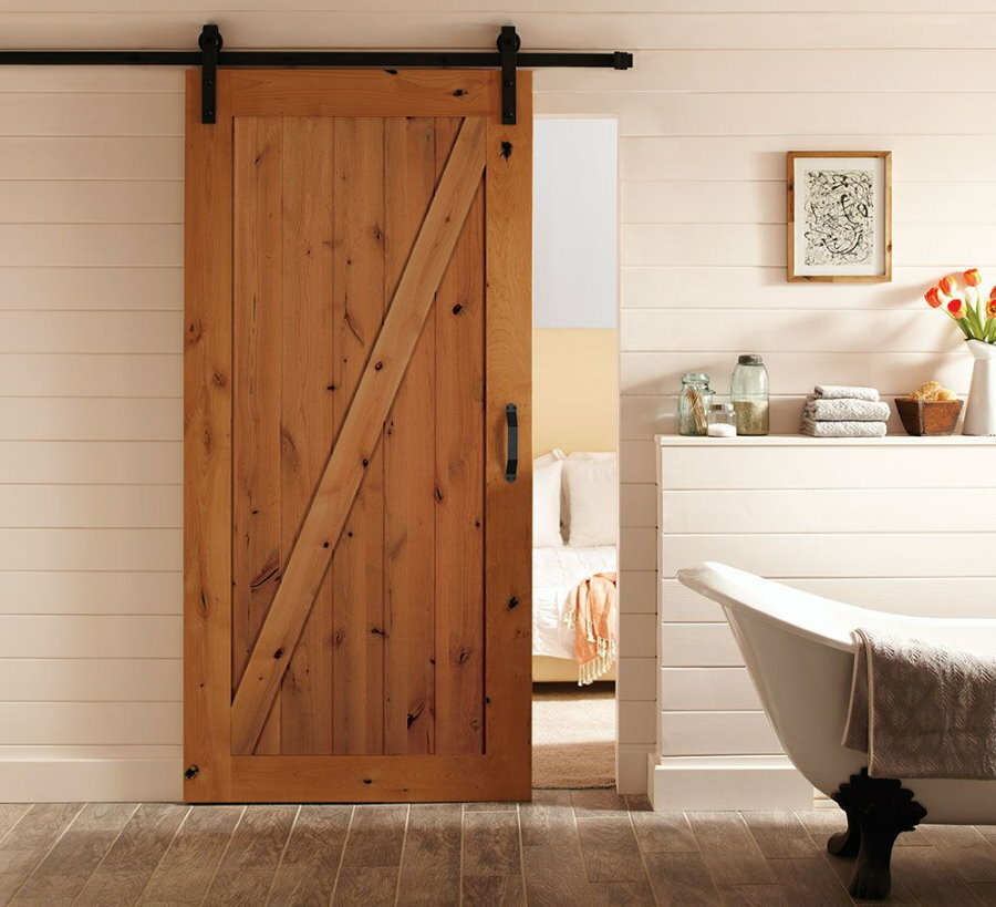 Posuvné dřevěné dveře v koupelně