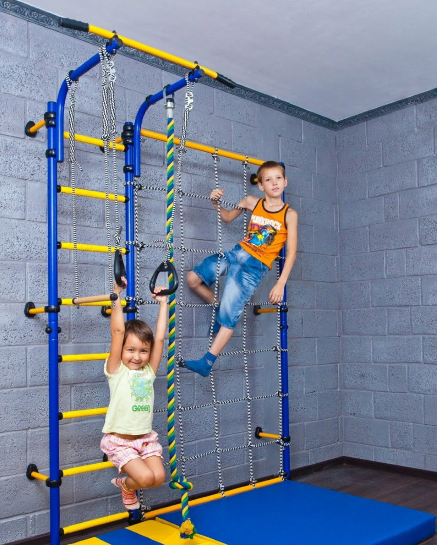 Ścianka sportowa wykonana z metalu w pokoju dzieci heteroseksualnych