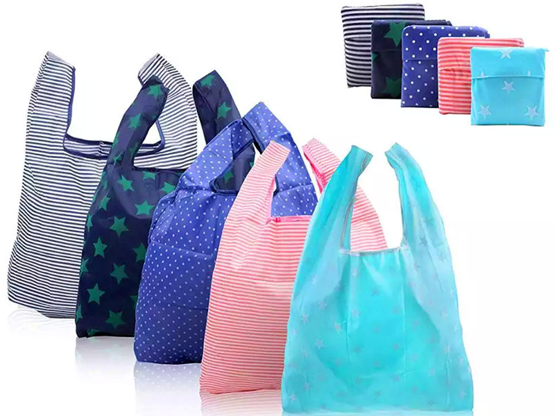 Vous pouvez facilement trouver en vente de jolis sacs à main compacts en tissu fin et durable, qui se plie dans un petit emballage et ne prend presque pas de place dans une mallette, une boîte à gants de voiture ou même une poche vestes