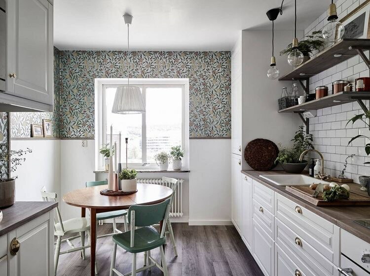 Helle Küche mit Tapeten im Jahr 2019 renoviert