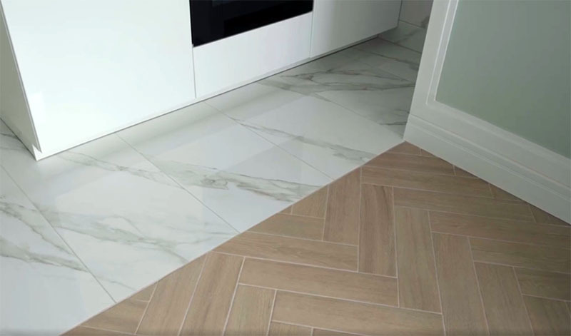 Atpūtas zonas grīdas ir apdarinātas ar koka efektu porcelāna keramikas izstrādājumiem, un virtuve, gaitenis un vannas istaba ir marmora. Turklāt ne tikai grīdas, bet arī sienas, kas vizuāli neļauj sadalīt telpu