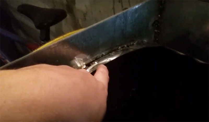 To prevent the hatch cover from falling into the barrel, two metal strips 2-3 centimeters wide must be welded along the edge