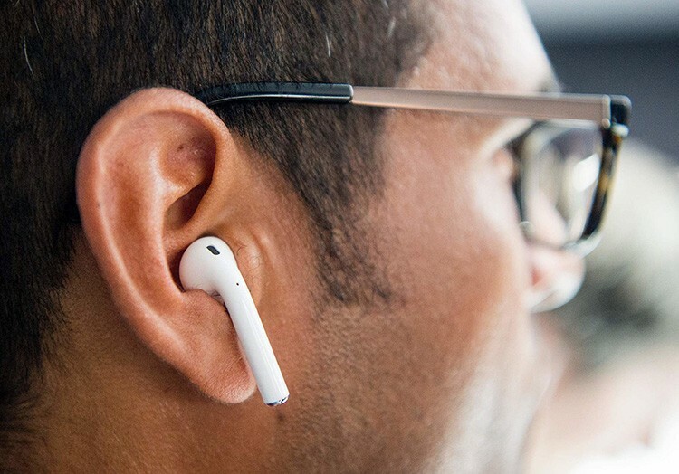 Zwykle słuchawki bezprzewodowe wystarczą na pięć godzin słuchania muzyki i 24-akumulatorowy czas pracy bez ładowania.