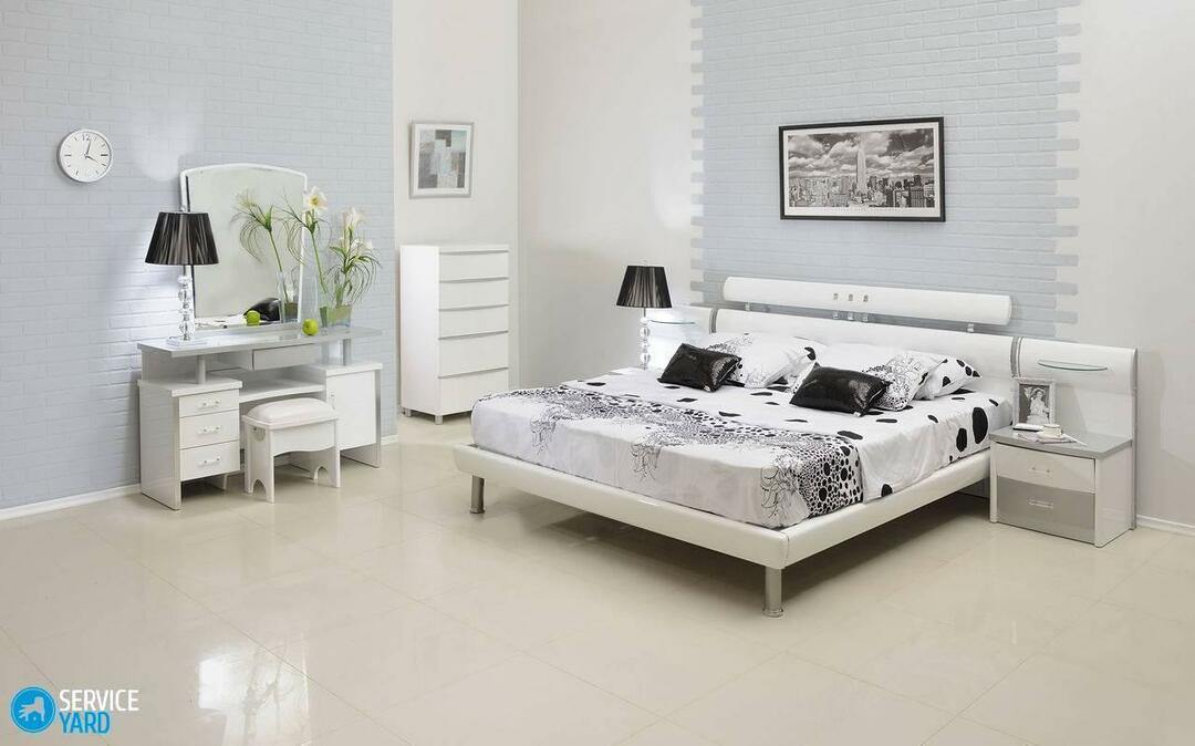 Miegamojo dizainas su baltais baldais
