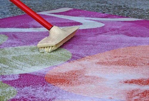 Hvordan forsvinne å rengjøre teppet hjemme: grunnleggende regler og nyanser
