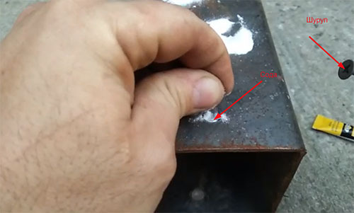 Vi bruger erfaringerne fra en kvalificeret svejser: hvordan kan du lukke et stort hul i metallet uden svejsning