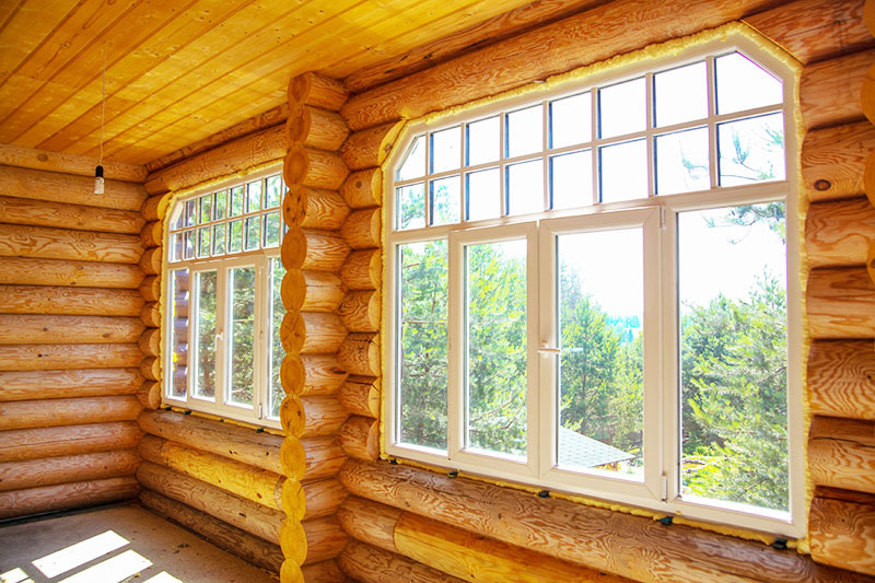 Jei jūsų kaimo namuose yra nedideli langai, galite nuimti medinius rėmus ir išplėsti langus su baru. Tada galite įdiegti plastikinius dvigubo stiklo langus - ir tada namuose nebus šalta