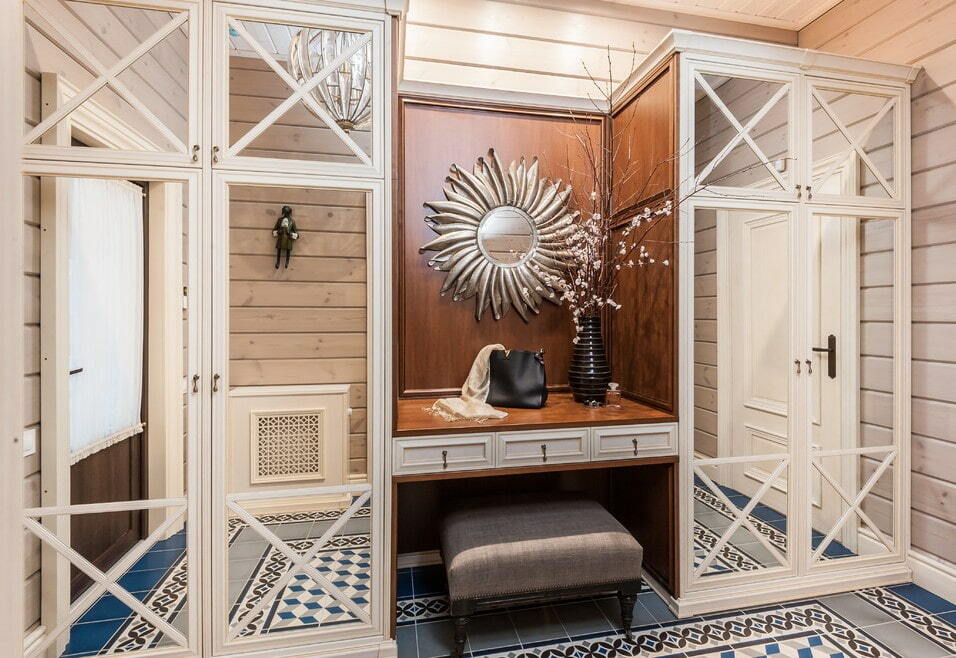 Zrcalne omare v hodniku v slogu Provence