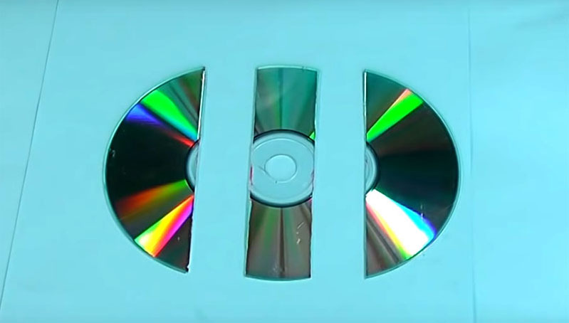 Le disque doit être découpé en trois parties: une bande au centre et deux demi-cercles identiques