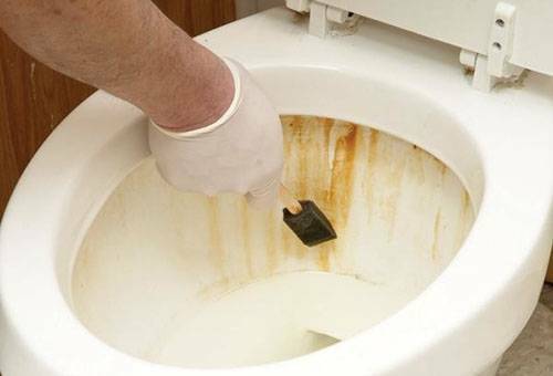 Hoe roest van de wc-pot thuis te verwijderen door folk remedies