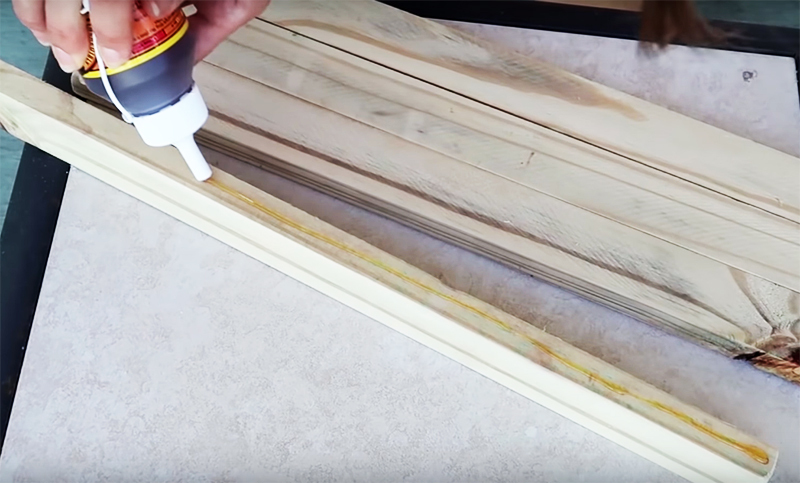 Gebruik restjes van dezelfde planken van je rooster. Bevestig ze aan elkaar met bouwlijm.