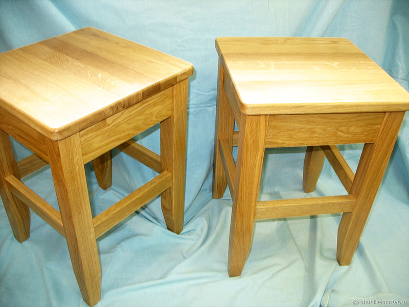 Domowy stołek z naturalnego drewna