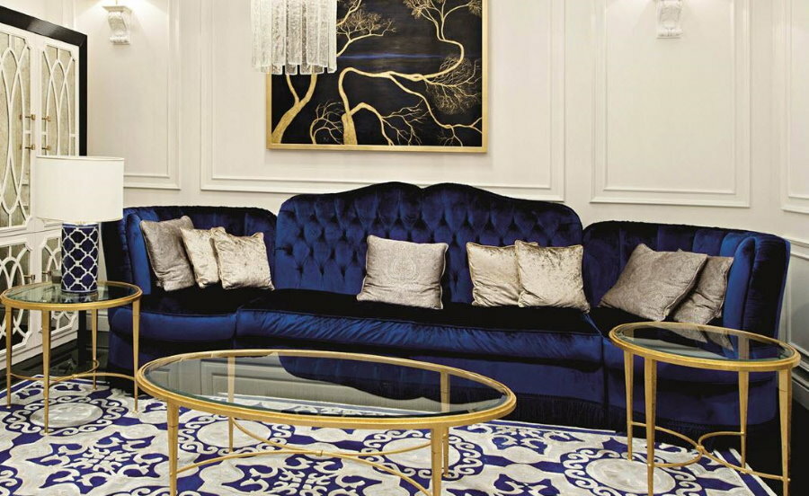 Zils dīvāns dzīvojamās istabas interjerā art deco stilā
