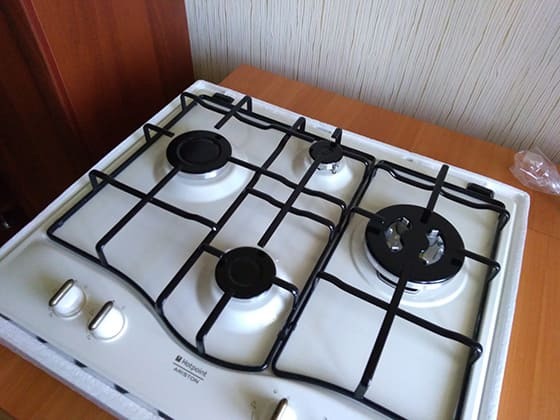 Ocena plinskih kuhalnih plošč za kuhinjo s 4 gorilniki: pregled zanimivih modelov