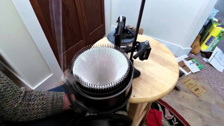 Tipos de máquinas de tricô automáticas e manuais para uso doméstico com agulhas
