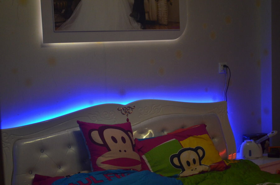 Iluminación LED detrás del cabecero de la cama infantil.