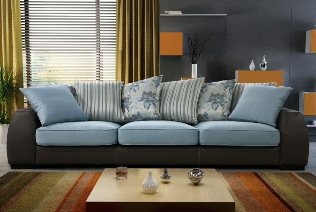 sofa w salonie tapicerka z tkaniny