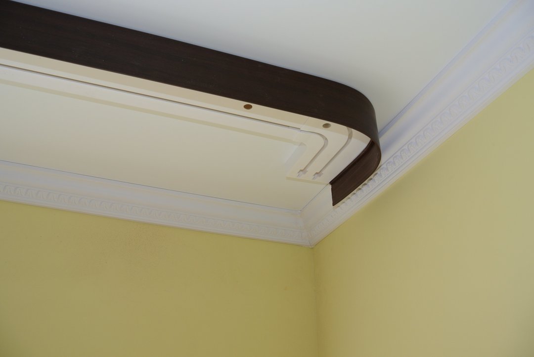 Installation of the ceiling cornice