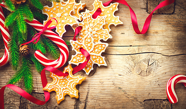 En plus de bonbons, pain d'épices avec le glaçage lumineux est considéré comme une décoration d'arbre de Noël comestible populaire.
