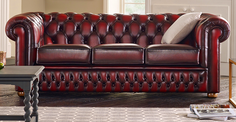 Sofa " Chesterfield" med vognbetræk - en møbelklassiker