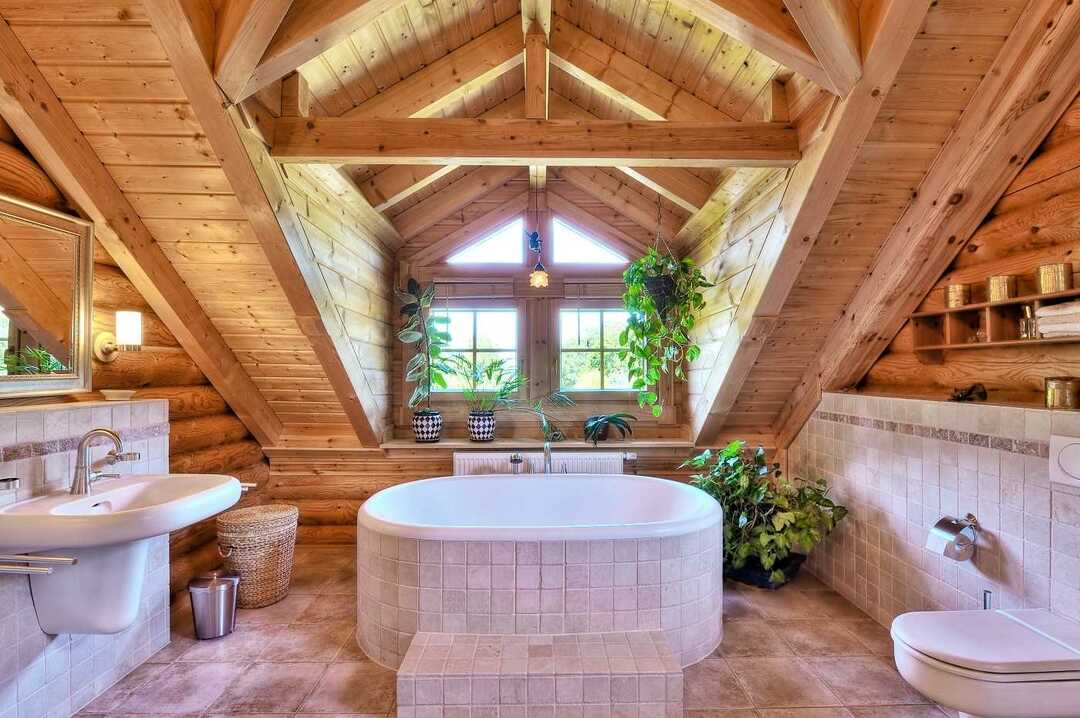 Banheiro em uma casa de madeira