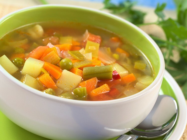 Zum Kochen erster Gänge in einem Multikocher ist es besser, gereinigtes Trinkwasser (abgekocht) zu verwenden. Es hinterlässt keine Rückstände und verändert den Geschmack von Suppen zum Besseren.