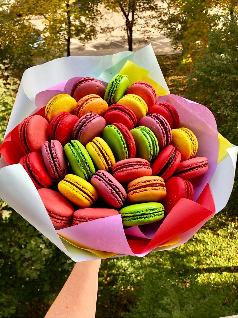 Bouquet with a macaroon