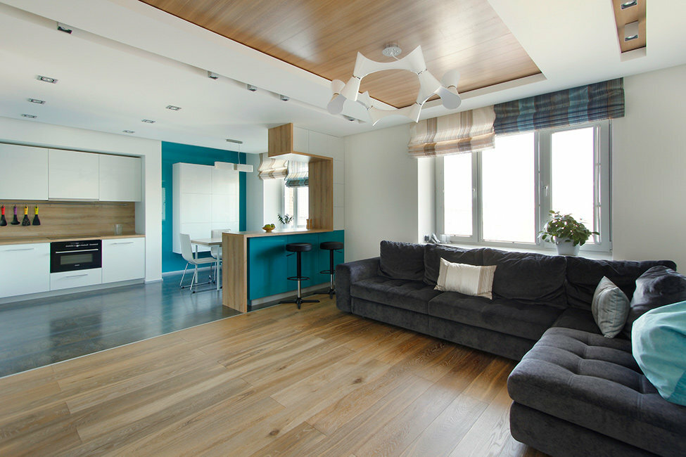 Decoração de teto de madeira em um apartamento com layout de estúdio