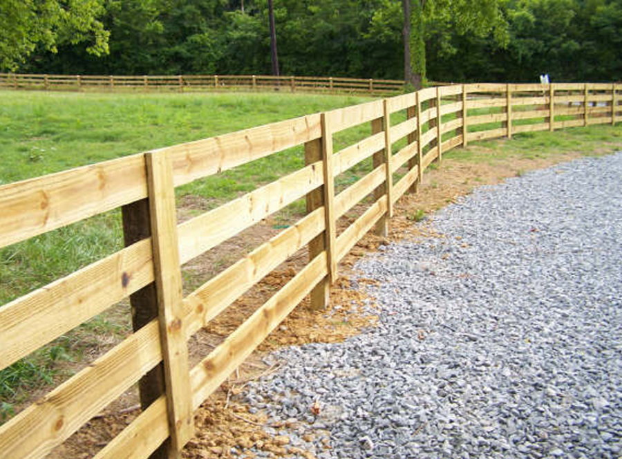 Foto de uma cerca de madeira no estilo de um rancho