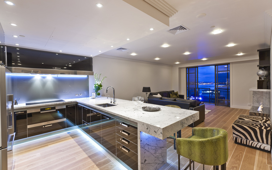 Augsto tehnoloģiju virtuve-dzīvojamā istaba