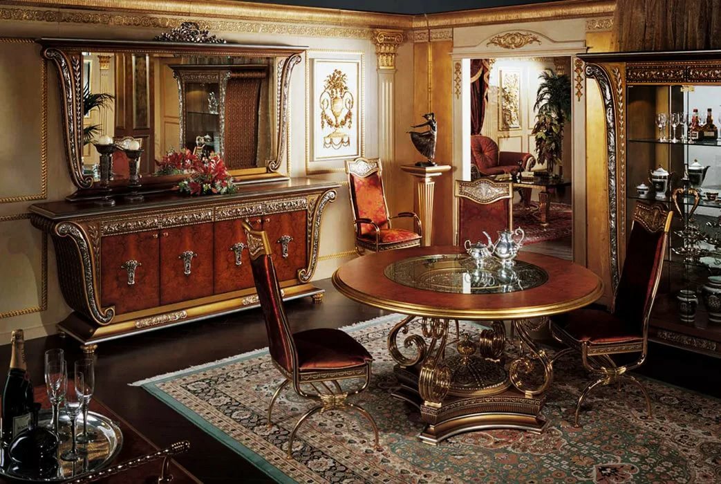 Mesa de comedor en la sala de estar del estilo imperio.
