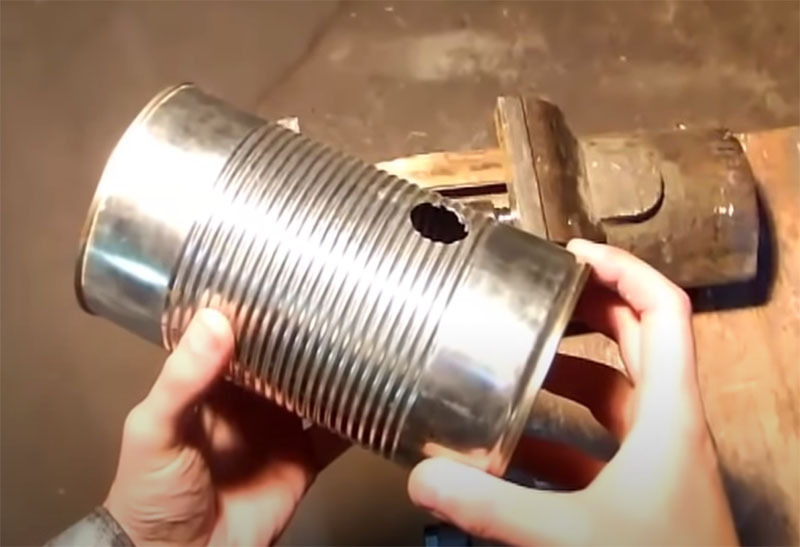 The hole will be located about 5-6 cm from the bottom of the can. Its size is determined by the size of the fittings that you choose to connect to the blowtorch tip.