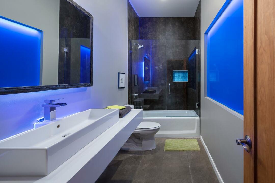 Visokotehnološka kopalnica: sodobna industrijska kopalniška notranjost, fotografija