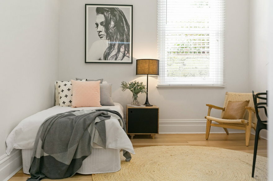 Sengebord i soveværelse i skandinavisk stil