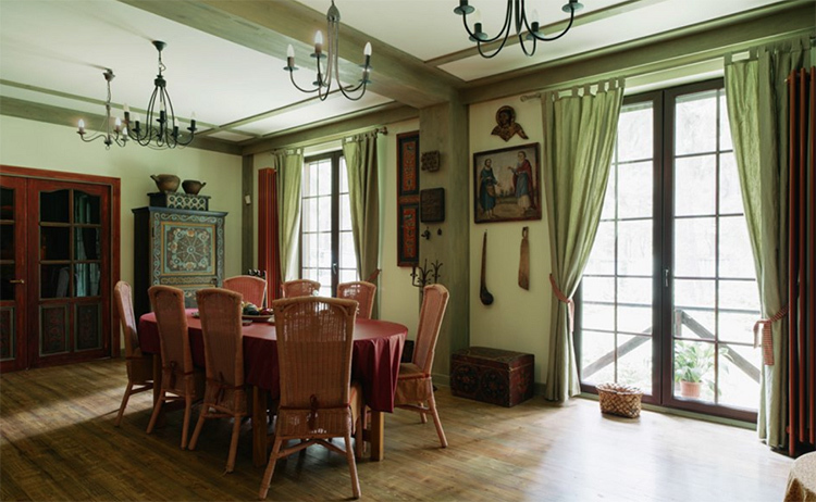 The dining room is decorated with antiques home utvariFOTO: the-village.ru