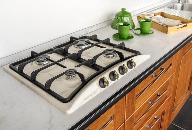 The options with high racks for the installation of dishes are considered the most convenient to use.