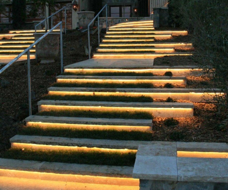 Bir bahçe merdiveninin basamaklarının LED aydınlatması
